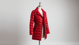 L'incontournable veste matelassée rouge mi-longue de l'hiver 2025
