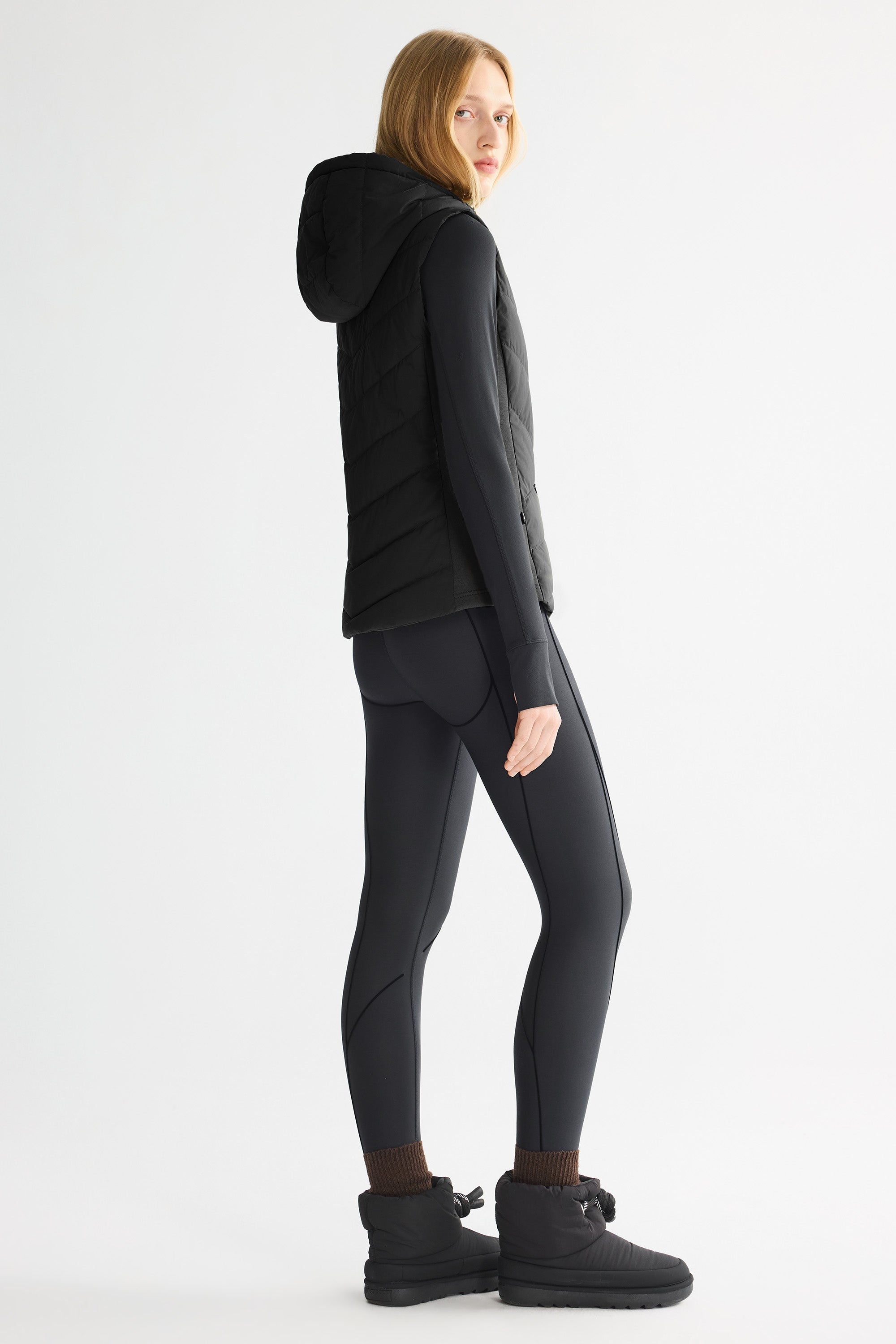 Orolay Quilted Vest with SLim-Fit Waist Design #color_black