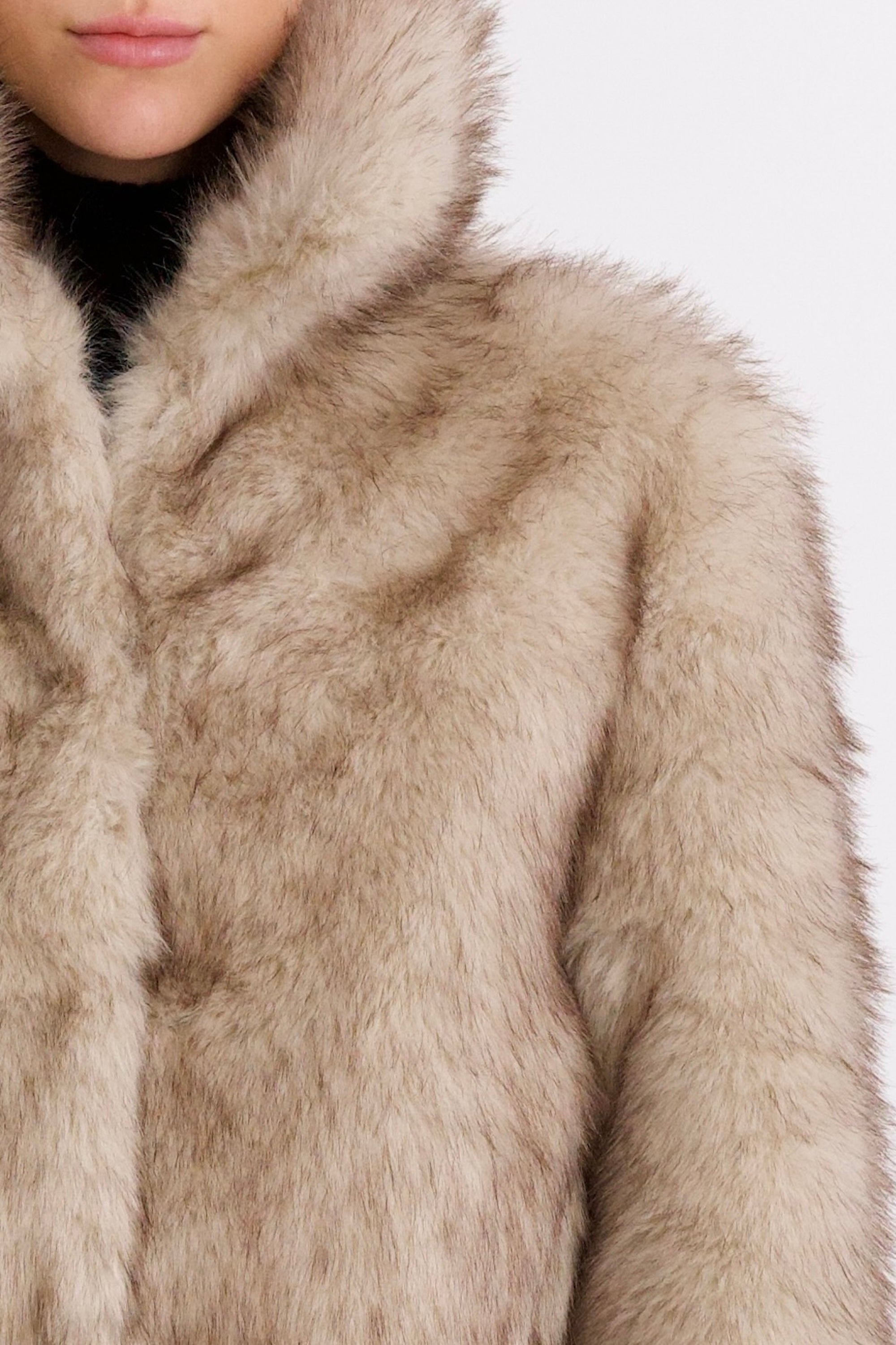 Orolay Cropped Faux Fur Coat #color_beige